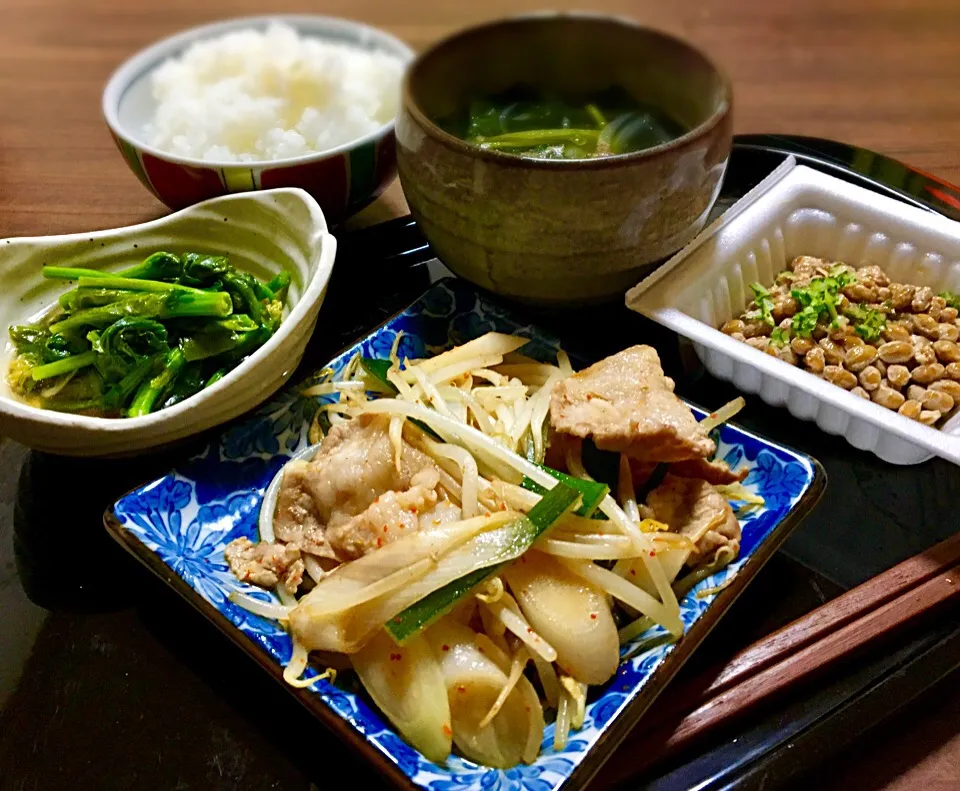 Snapdishの料理写真:単身赴任の晩ごはん 肉糵葱炒め 菜花の煮浸し 納豆（ネギ・めんつゆ） 菜花玉ねぎワカメのスープ 白飯|ぽんたさん