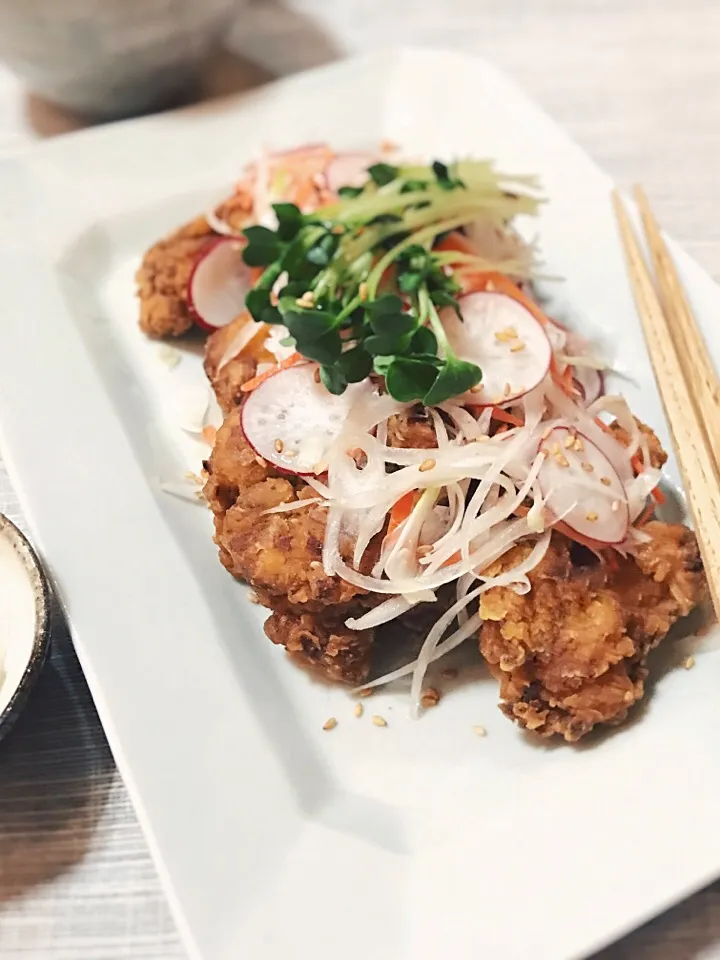 Snapdishの料理写真:鶏のカレー唐揚げ 新玉ねぎサラダ添え|rick chanさん