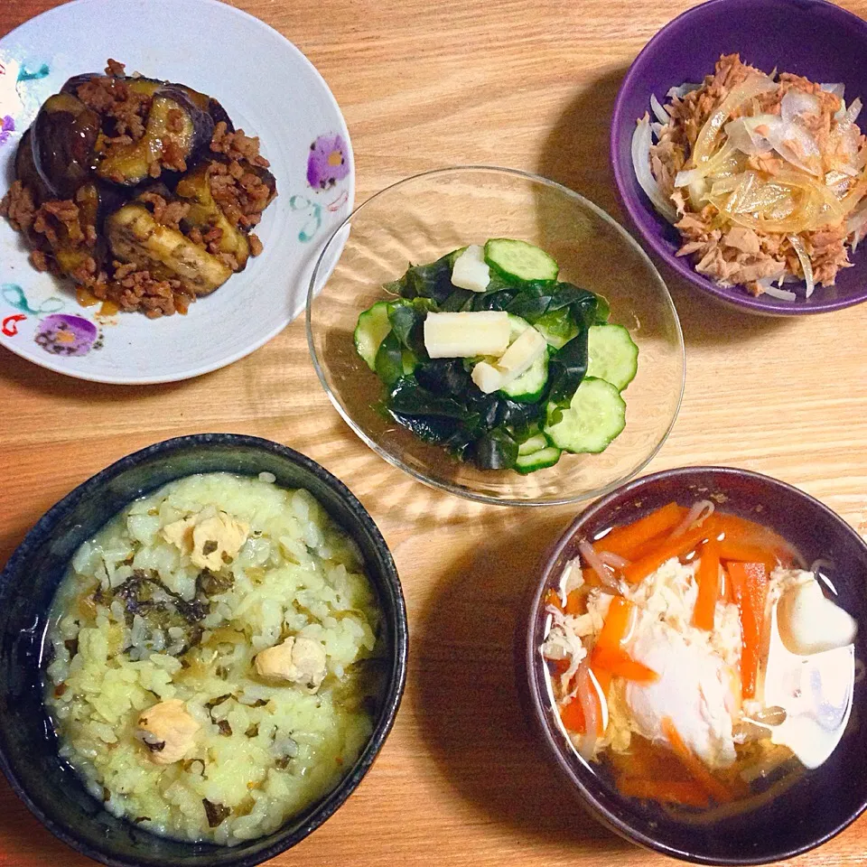 茄子と挽肉の甘辛炒め／きゅうりとイカとワカメの酢の物／玉ねぎとツナのレモン醤油和え／にんじんともやしと卵の味噌汁／鶏肉と高菜の雑炊|mogwaiさん