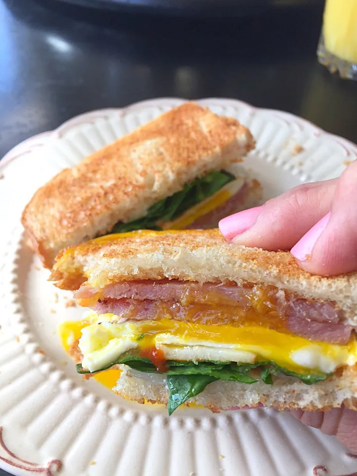 Ham, Egg, Spinach + Sriracha Breakfast Sandwich|K Goodnessさん