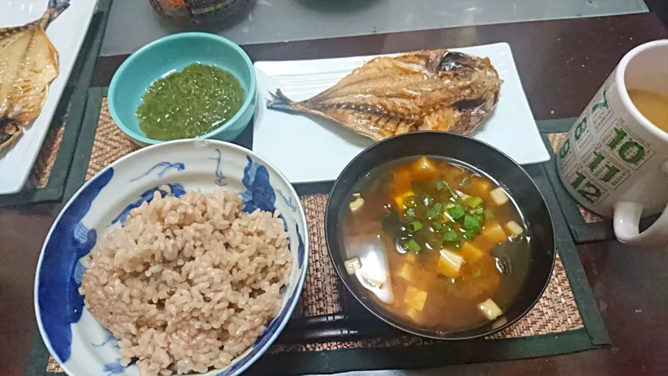 アジの開き&めかぶ&ワカメの味噌汁|まぐろさん