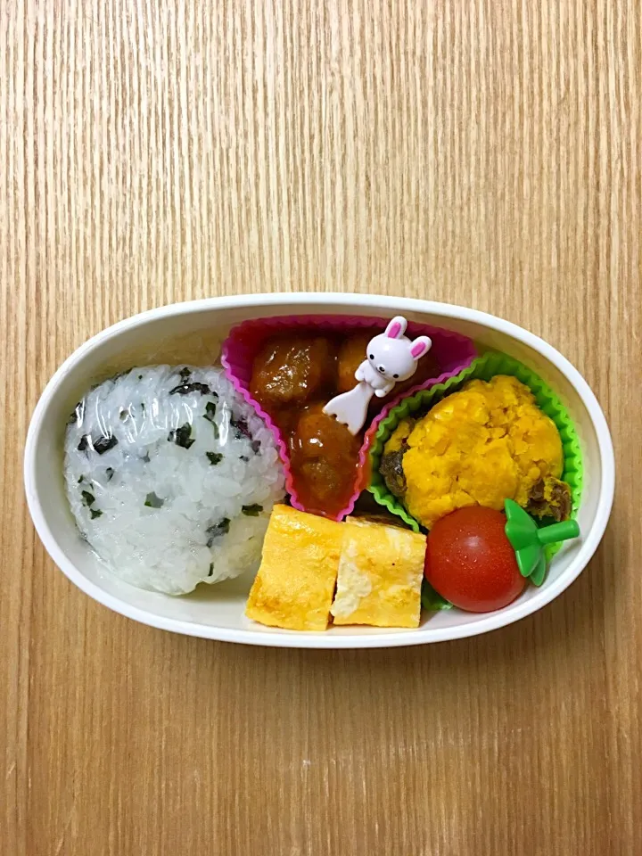 #ムスメご飯 #ムスメ弁当 

ミートボール、卵焼き、かぼちゃのクリームチーズサラダ、ミニトマト、おにぎり|mossan＠OSAKAさん