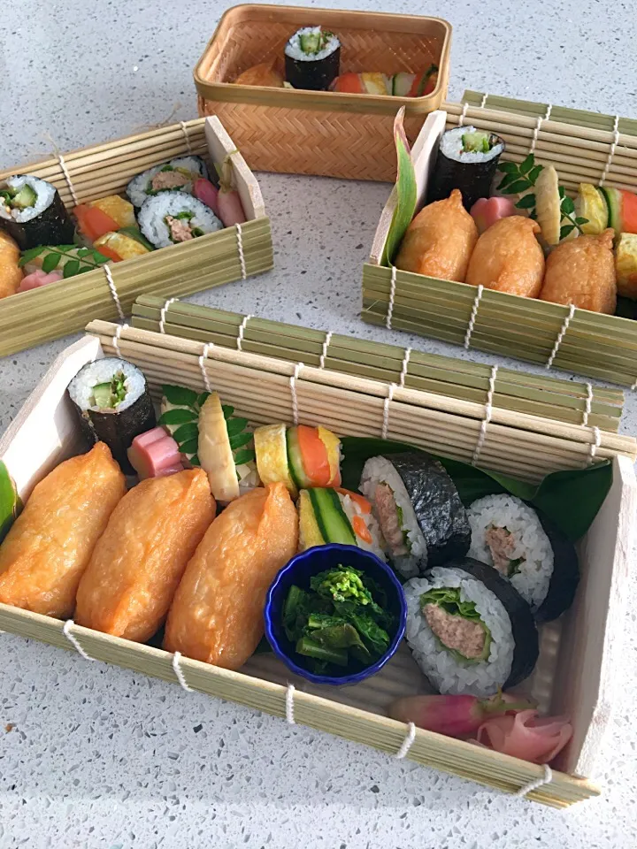 Snapdishの料理写真:本日の皆んなのお弁当
#稲荷弁当#竹籠弁当|REINA✨さん