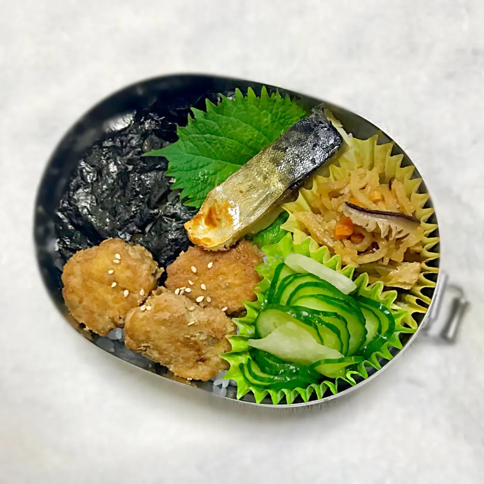 海苔だんだんごはん
蓮根と玉ねぎ入りつくね
金華鯖の塩焼き
切り干し大根
キュウリと大根の浅漬け昆布醤油風味|Juneさん