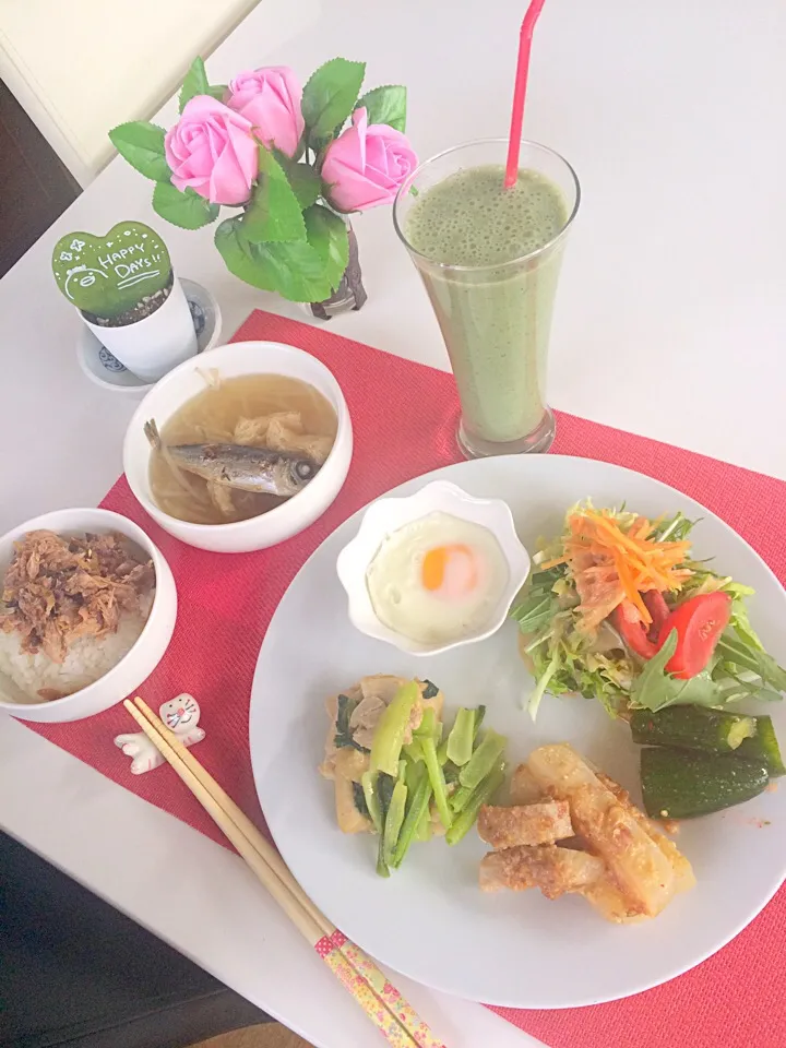 朝ごはんは勝負飯( ◠‿◠ )
鳥もも肉と小松菜の塩胡椒炒め
コンニャクと豚肉の味噌煮
ぶりと生姜のごはんの共
アジ煮干し入りもやし味噌汁
甘酒スムージー🤗🎵🎵
朝からバランスGOODだね〜〜( ◠‿◠ )
今日も元気玉〜〜💪💪💪✌️|はみちゃんさん