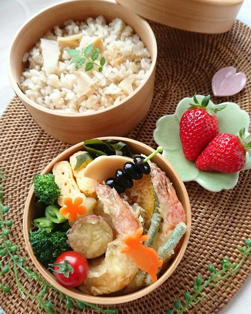 Snapdishの料理写真:鈴弁当☺  たけのこご飯  天ぷら  若竹煮  ブロッコリーとスナップえんどうの中華炒め  黒豆  プチトマト🍅  玉子焼き  いちご🍓|e  satoさん