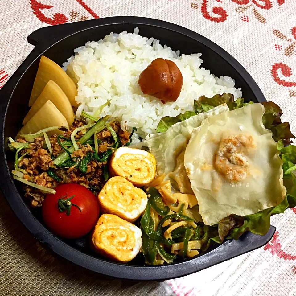 日の丸弁当🇯🇵 (- 四角餃子 - ピーマンと筍の炒め物 - 卵焼き - 鯖の水菜和え - 大根の漬物)|Ayanniさん