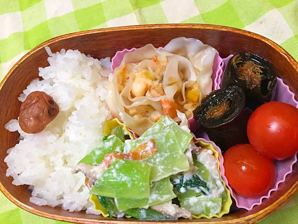 海老花餃子入りのお弁当🍱
4月25日  火曜日(//∇//)|Hitomiさん