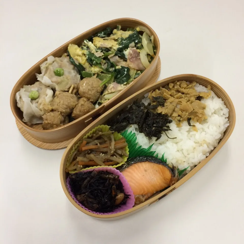 弁当（ほうれん草ベーコン玉子炒め、シュウマイ、鶏つくね串、甘塩鮭、きんぴら、五目ひじき、筍佃煮、葉唐辛子佃煮）|SasaMasa213さん