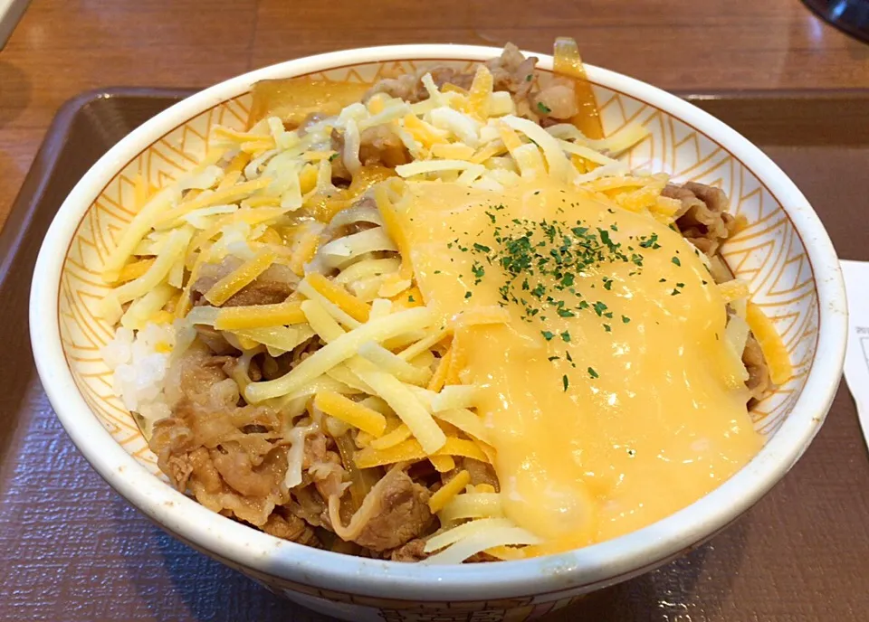 とろ〜り3種のチーズ牛丼を頂きました。|momongatomoさん