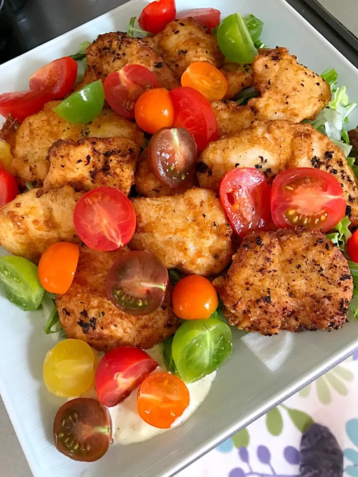 今日の晩ご飯🤗🎶
カラフルトマト🍅のっけてチキン南蛮
あと、ポトフ煮込み中😋|5ネコママさん