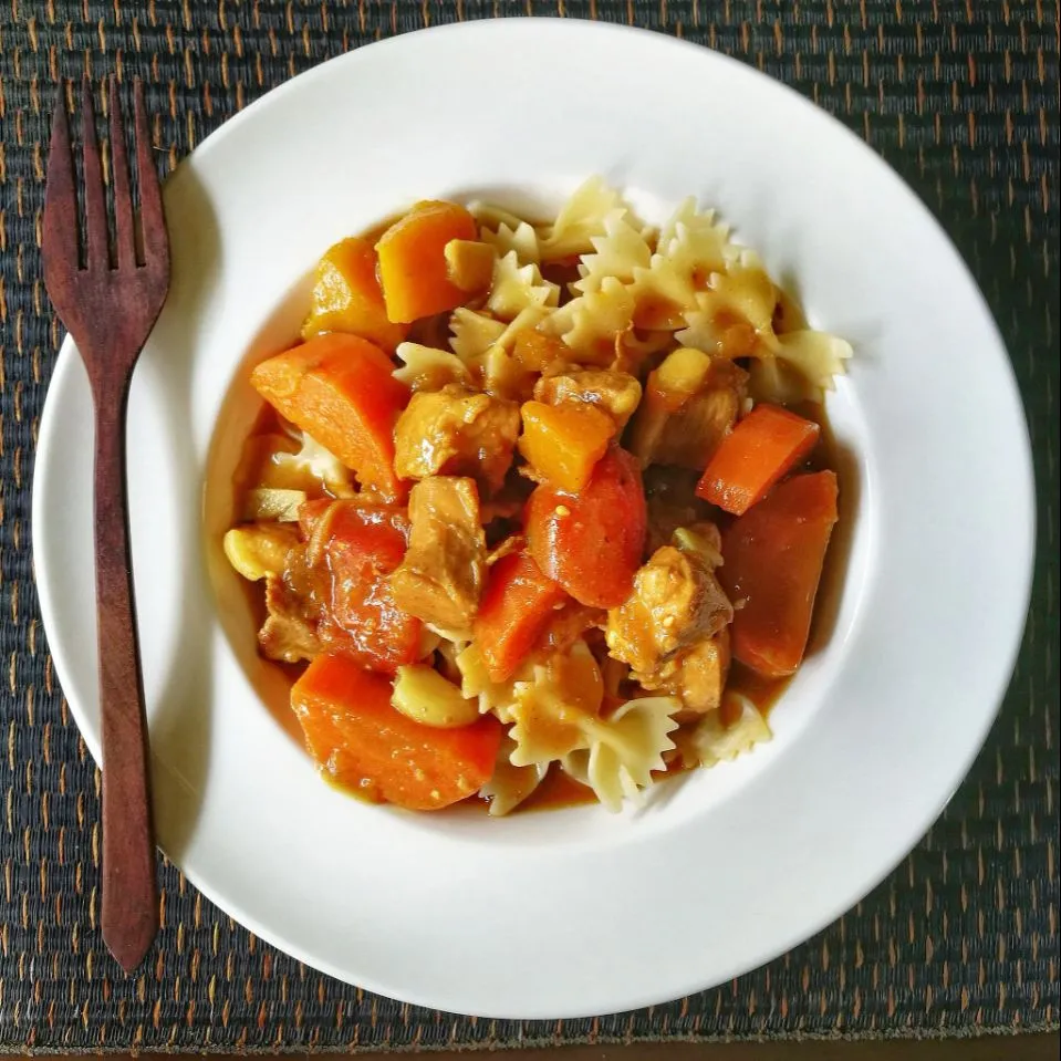 Farfalle topped with pumkin in a rich savory curry #eatinthai|Eat in Thaiさん