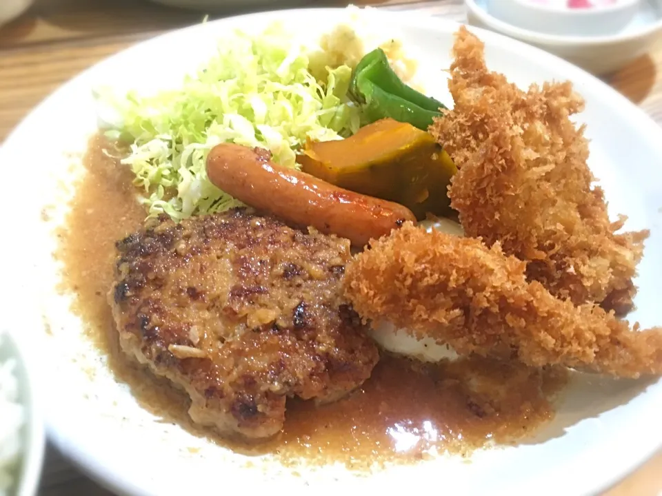 ハンバーグ＋チキンカツ定食  at  ハンバーグこが|natsu.さん