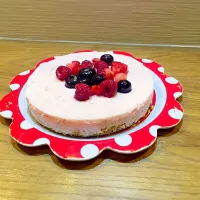 Snapdishの料理写真:ヨーグルトとイチゴジャムで、ムースケーキ作りました(^_^)|まるさん