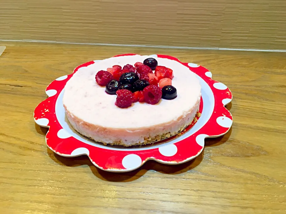 Snapdishの料理写真:ヨーグルトとイチゴジャムで、ムースケーキ作りました(^_^)|まるさん