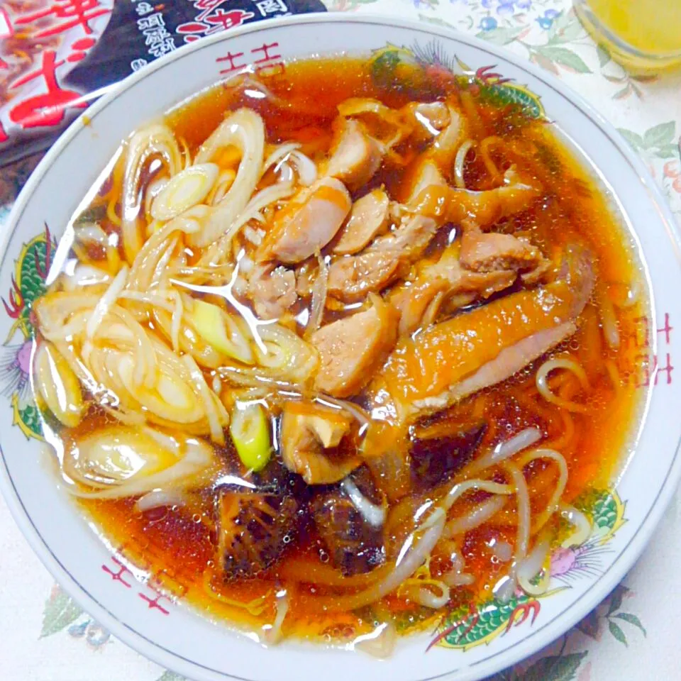 Snapdishの料理写真:笠岡鶏そば🍜鶏ももの醤油煮乗せ　笠岡ラーメン　鶏チャーシュー|うたかた。さん