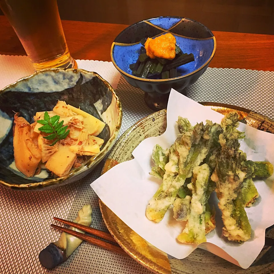 Snapdishの料理写真:たらの芽の天ぷら たけのこの土佐煮 わらびのわさび醤油漬け雲丹のせ#山菜の宴 #自然の恵み #おうちごはん  #和食|ともこさん