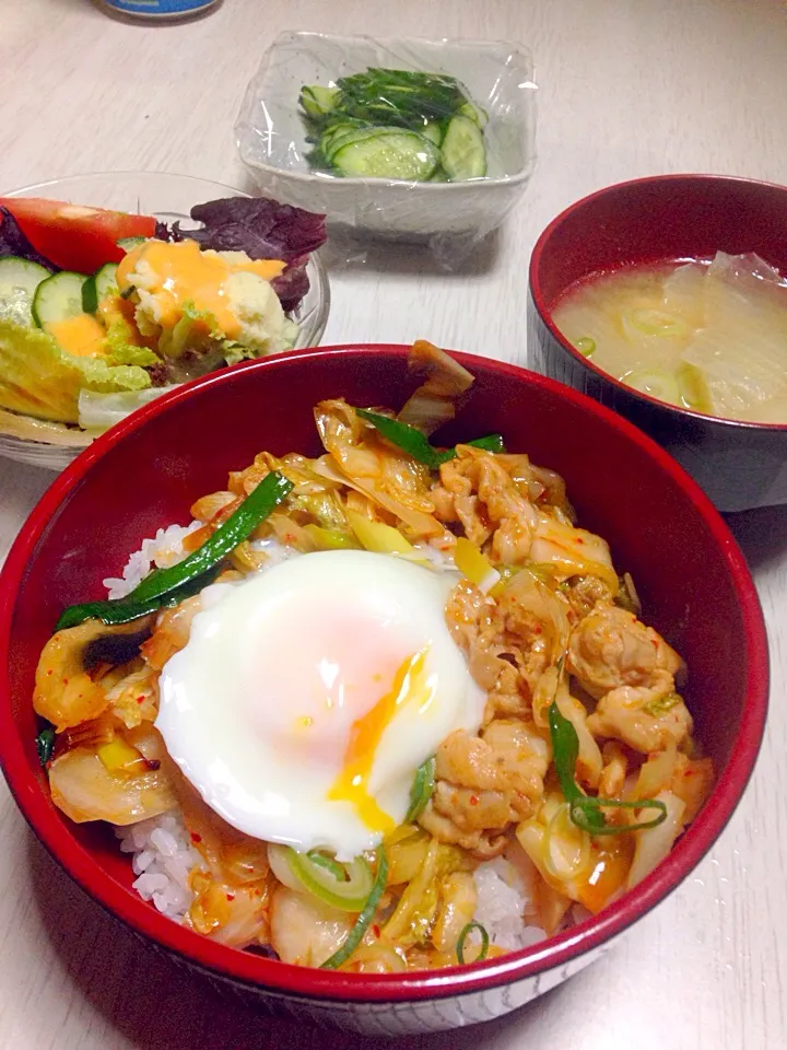 豚ネギキムチ丼。サラダ。お味噌汁|あやにん食堂さん