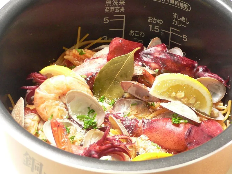 Snapdishの料理写真:炊飯器で作る、華やかパスタパエリア #AllAbout|All About 料理レシピさん