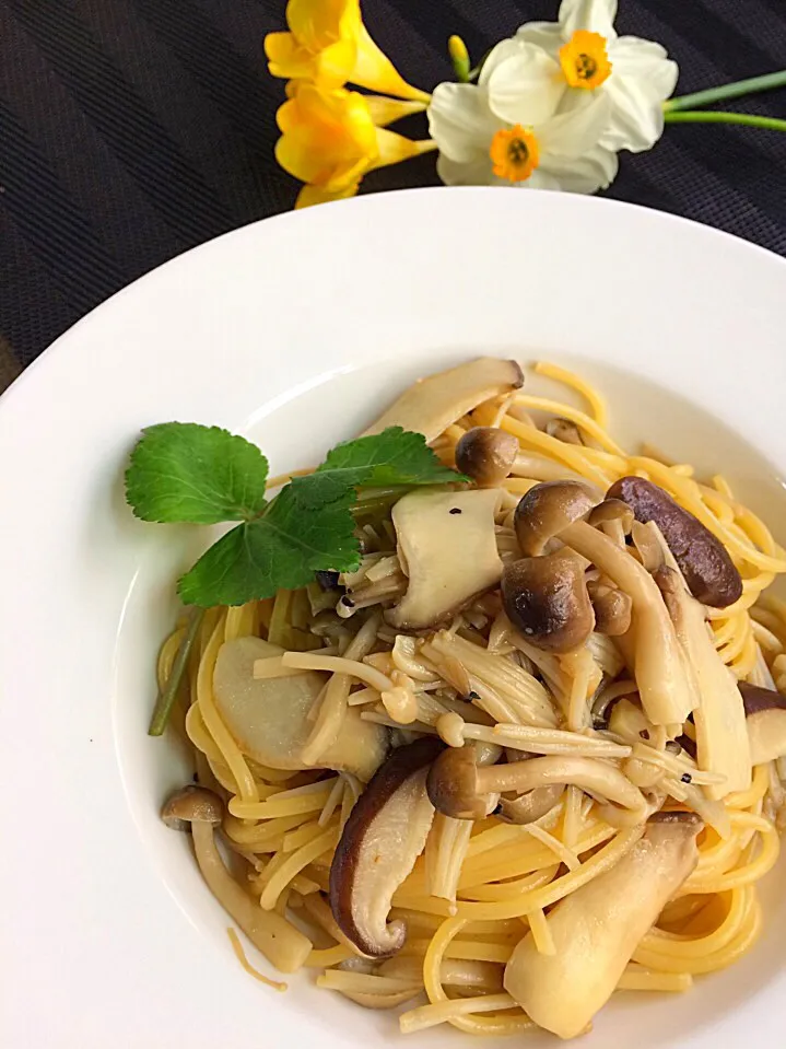 ４種類のきのこパスタ🍄あえてきのこだけで旨味を凝縮〜😆|あまねこ🌿さん