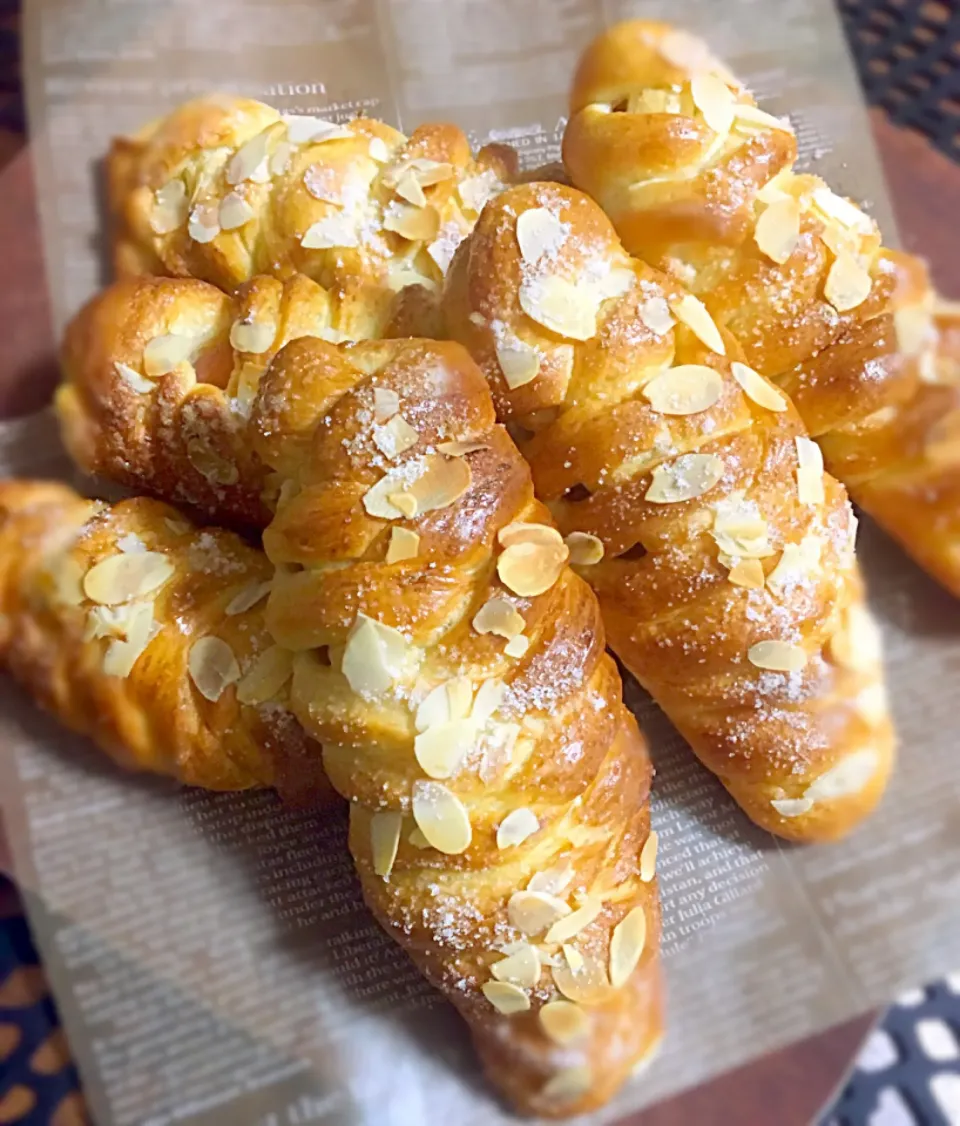 Snapdishの料理写真:編み込みスティックパン🥖フィリングは煮りんご&ラムレーズン🍎|Michiyo Shimizuさん