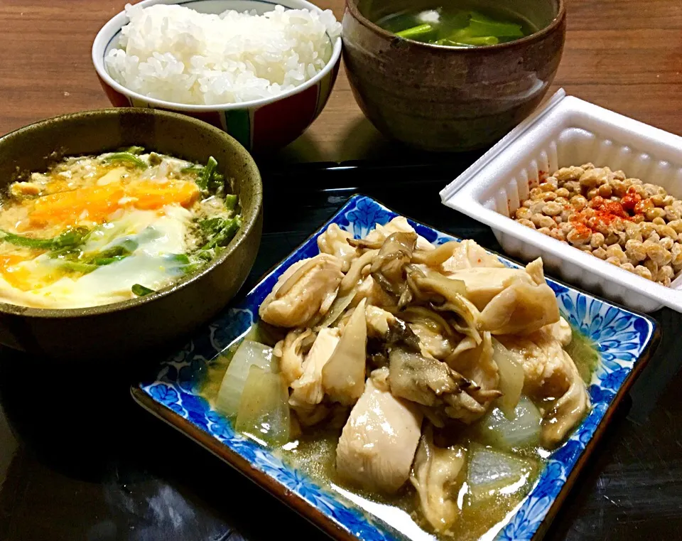 Snapdishの料理写真:単身赴任の晩ごはん  鶏と舞茸の甘酢炒め 菜花の卵とじ 納豆（一味・ごま油・めんつゆ） 菜花と玉ねぎとワカメのスープ 白飯|ぽんたさん