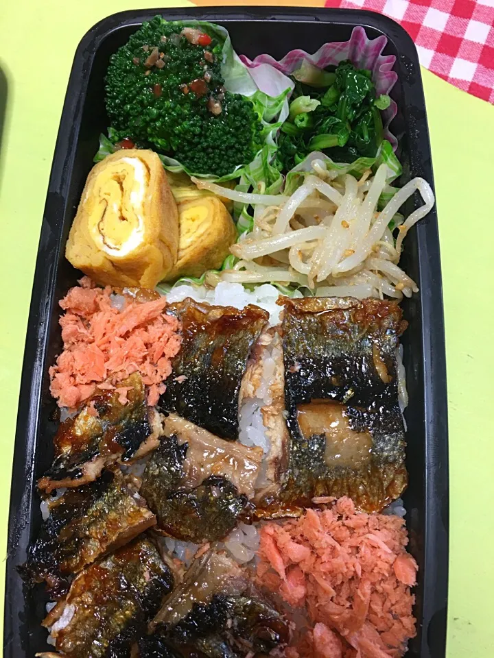 秋刀魚の蒲焼き丼 もやしナムル ほうれん草おひたし 卵焼き ブロッコリー弁当。|Kumiko Kimuraさん