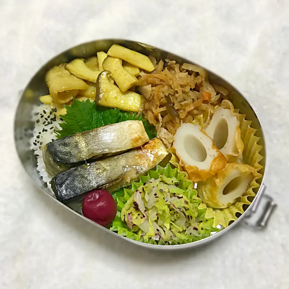 Snapdishの料理写真:いろいろなお供を乗せたごはん
金華鯖の塩焼き
豚バラとエリンギのカレーソテー
切り干し大根
竹輪のサッと煮
キャベツのゆかり和え
梅干し|Juneさん