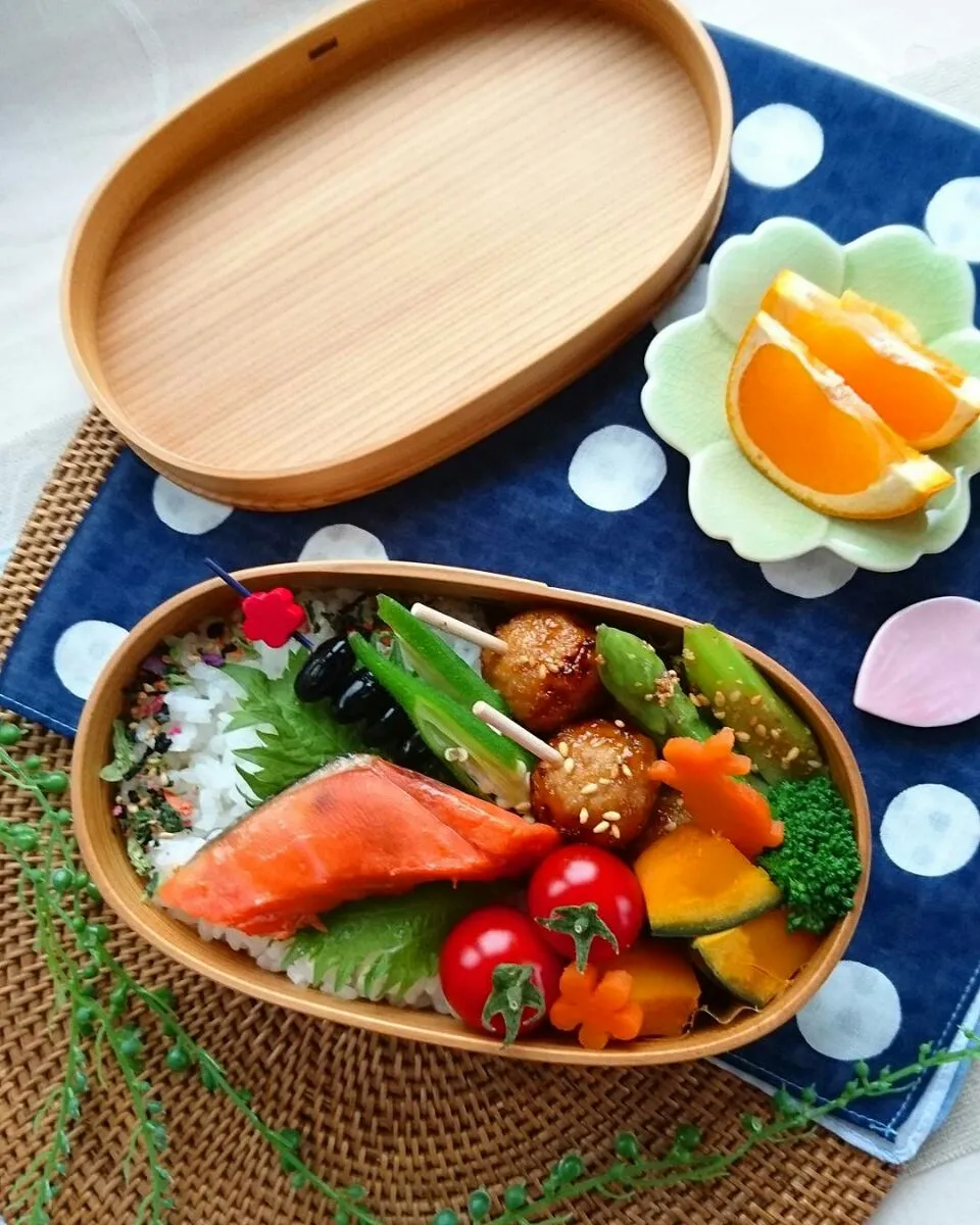 娘弁当☺  焼き鮭  つくね  レンチンめんつゆかぼちゃ  めんつゆオクラ  プチトマト🍅  アスパラのごま和え  黒豆  ブロッコリー  型抜き人参  清見オレンジ🍊|e  satoさん