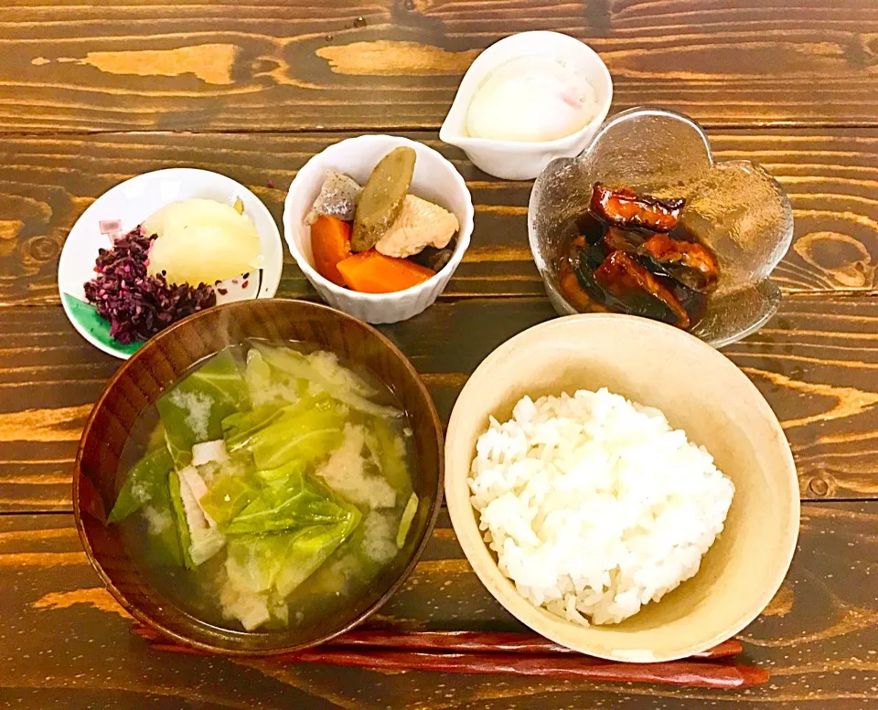 Snapdishの料理写真:#朝ごはん#うなぎ#筑前煮#漬け物#温泉卵#キャベツとベーコンの味噌汁|keikoさん