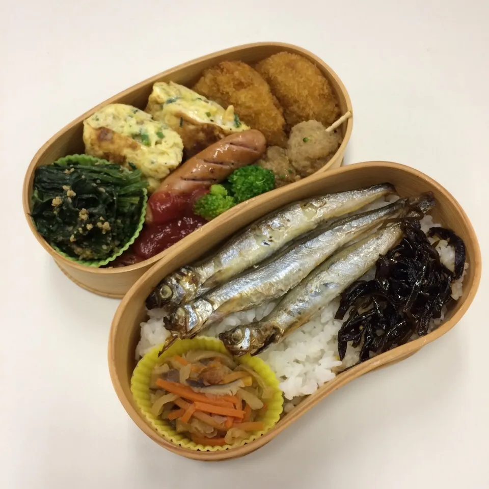 Snapdishの料理写真:弁当（コロッケ、じゃこネギ玉子焼き、ソーセージ、鶏つくね串、ほうれん草胡麻和え、ブロッコリー、ししゃも、切り干し大根、紫蘇キクラゲ佃煮）|SasaMasa213さん