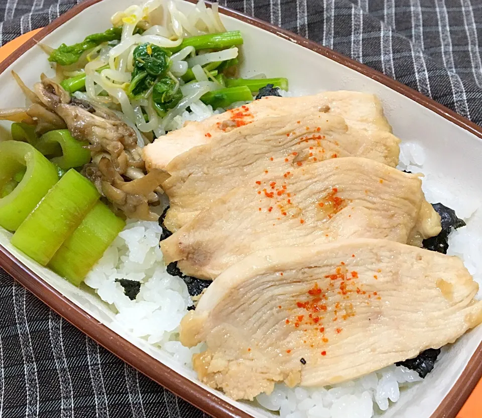 単身赴任の昼ごはん  鶏めし弁当|ぽんたさん