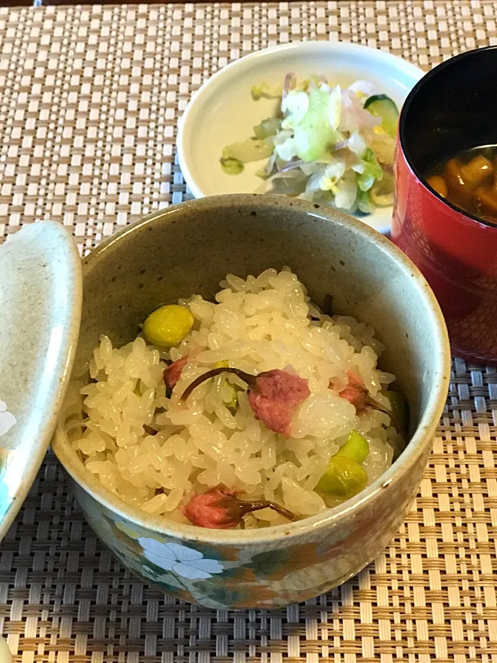 Snapdishの料理写真:横須賀市野比
創作和食のお店おもて
桜🌸とえたまめのおこわとナメコ汁|シュトママさん