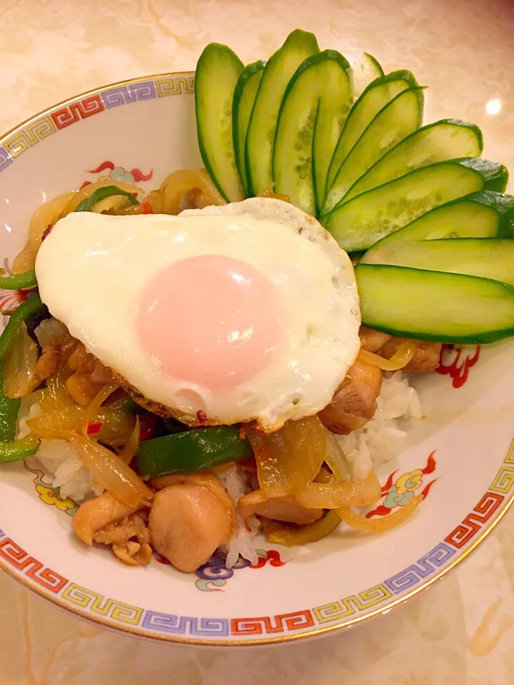 タイ風バジルチキン丼|あぷさん