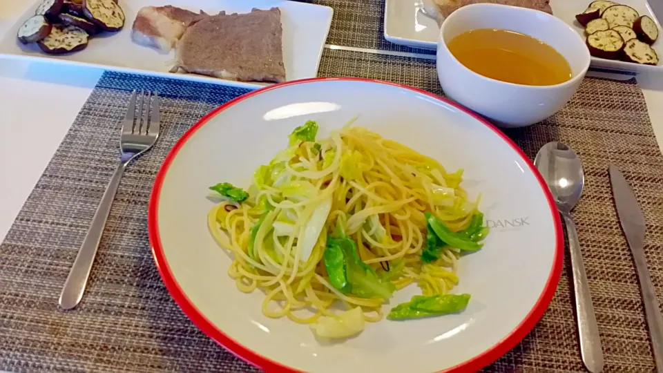 今日の夕食　春キャベツのパスタ、ステーキ、コンソメスープ|pinknari🐰🌈さん