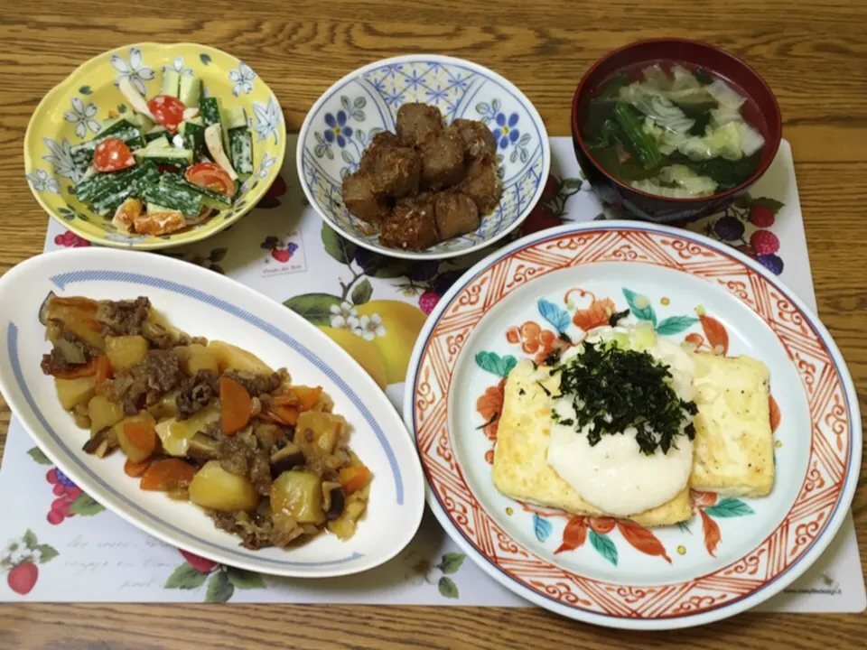 ちくわときゅうりのゴマドレッシングサラダ・おかかこんにゃく・野菜スープ・豆腐のステーキ・肉じゃが|美也子さん