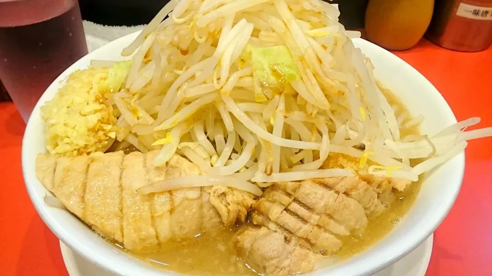 Snapdishの料理写真:用心棒 の ラーメン＋豚1枚＋ニンニク＋ショウガW＋ヤサイちょい ＠神保町17050|大脇さん