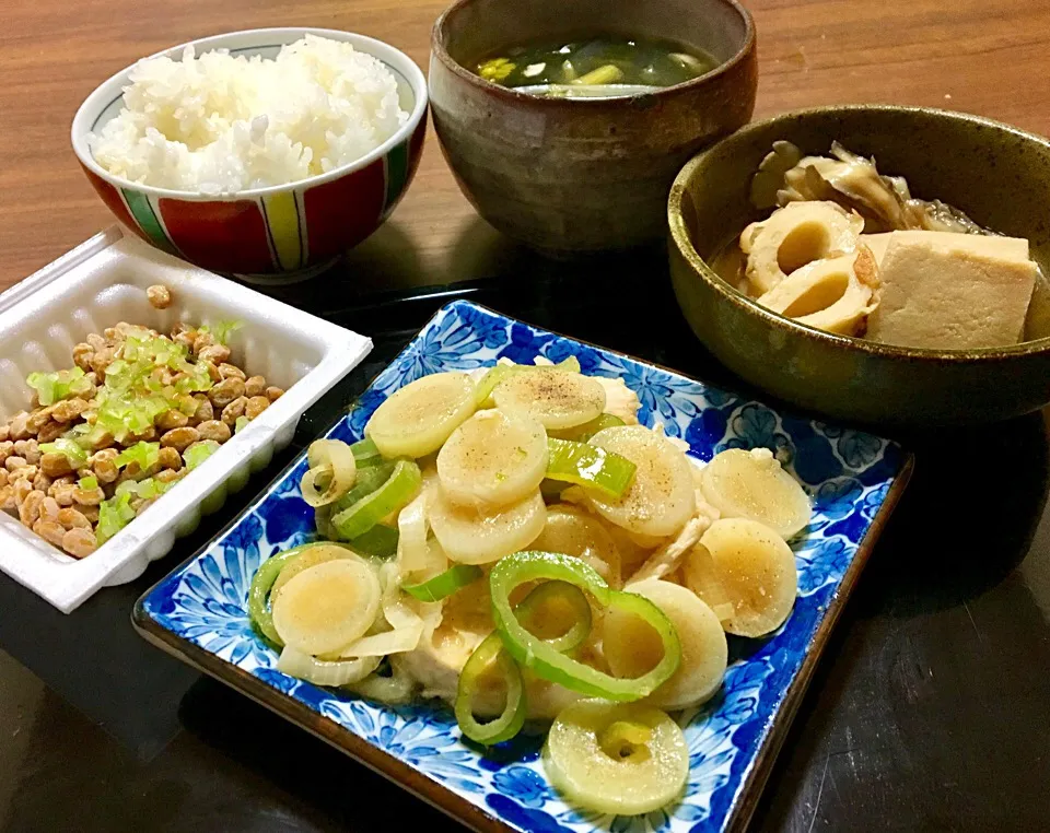 単身赴任の晩ごはん  ゆで鶏の下仁田ネギ塩ダレ 凍み豆腐と竹輪の煮物 納豆（ネギ・めんつゆ） 菜や花とワカメのスープ 白飯|ぽんたさん