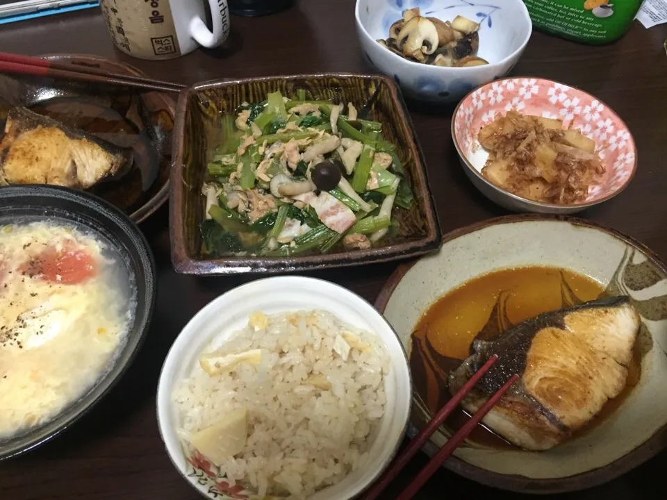 4月26日晩ご飯。筍ご飯、鰤の照り焼き、小松菜のシーチキン煮、筍の土佐煮、マッシュルームのガリバタ炒め、トマトのかきかまスープ。|あやさん