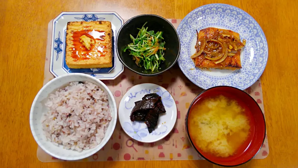 4月2４日　めかじきのステーキ　水菜のごま油炒め　厚揚げ　茄子のピリ辛お漬け物　お味噌汁|いもこ。さん