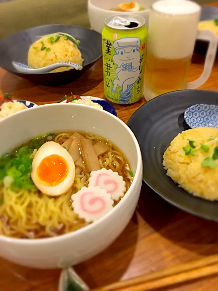 鶏ガラから煮込んだラーメンと、スープで味付けしたチャーハン！
麺は市販品〜🍜|なかじー。さん