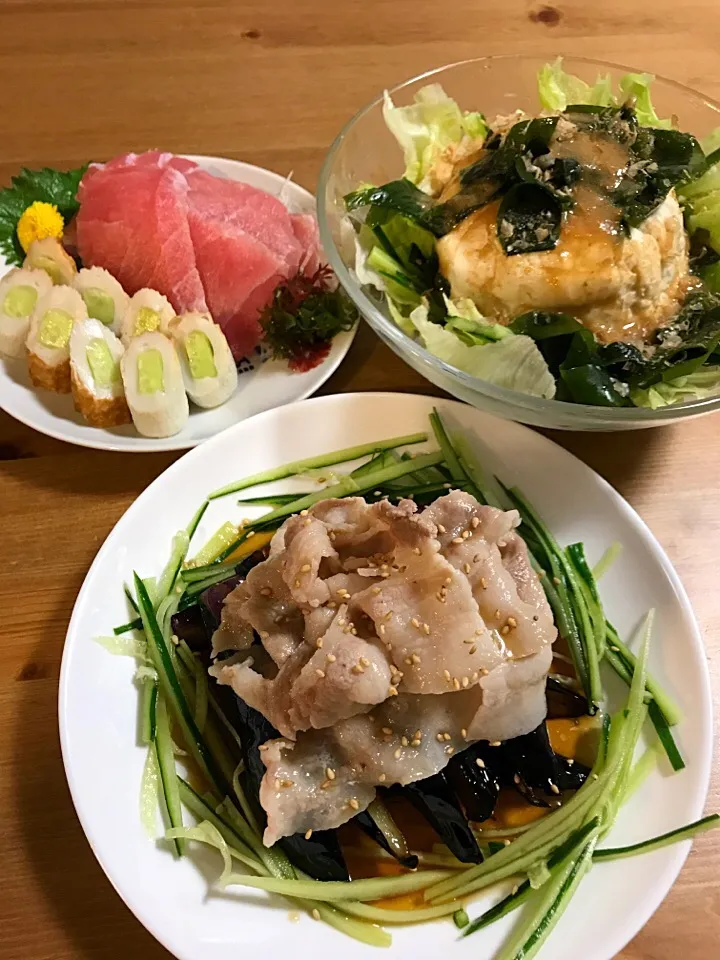 今夜はヘルシーメニュー！
焼き茄子と冷しゃぶのポン酢かけ
豆腐サラダ
竹輪キュウリとマグロのお刺身|puuqさん