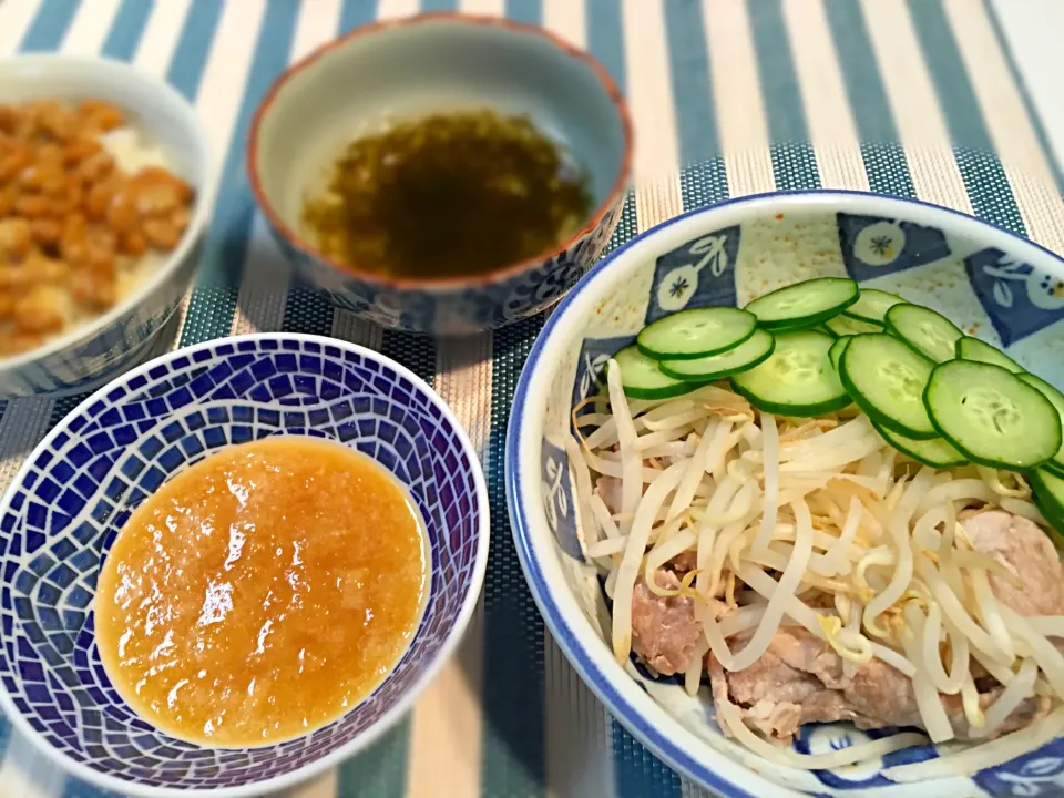 玉ねぎのこぶおろしを添えた冷しゃぶ風豚肉ともやし|Manabu Tanakaさん