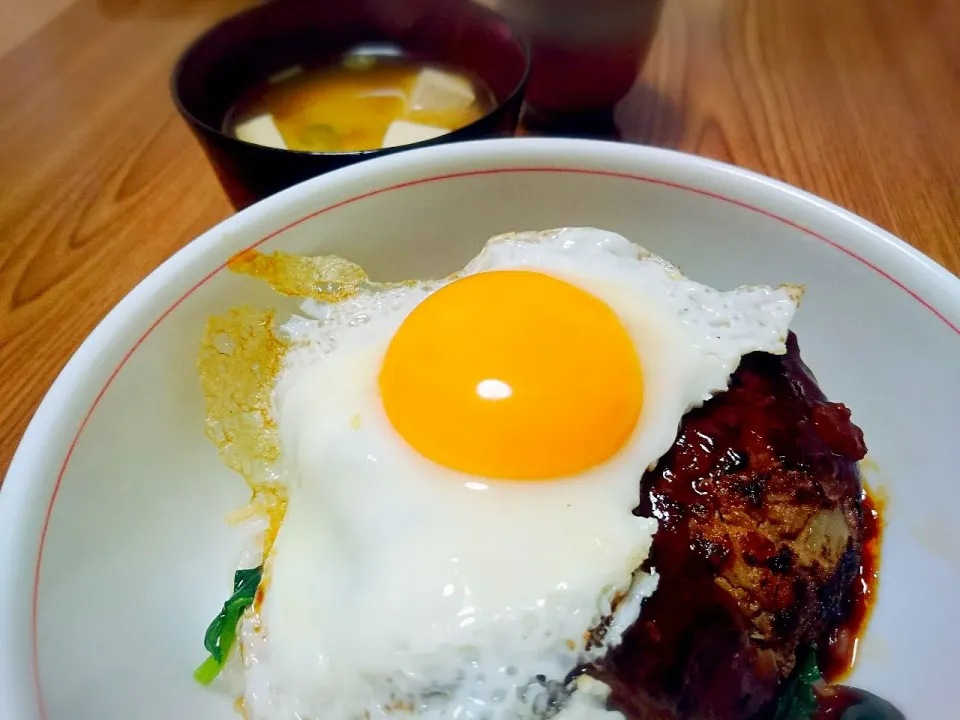 Snapdishの料理写真:・質素ななんちゃってロコモコ丼
・豆腐の味噌汁|ようかんさん