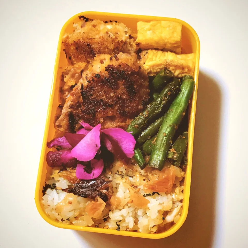 お弁当
豚コマのチーズカツ+インゲンの胡麻和え+玉子焼き+焼鯖の混ぜご飯|しげさんさん