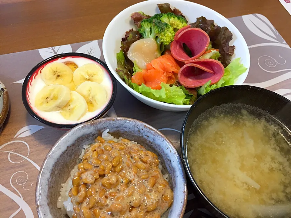 Snapdishの料理写真:朝ごはん
トラウトサーモン、帆立、ハム、ブロッコリー、サニーレタスのサラダ、玉ねぎとシメジの味噌汁、白米、納豆、バナナ添えヨーグルト|かよちゃんさん