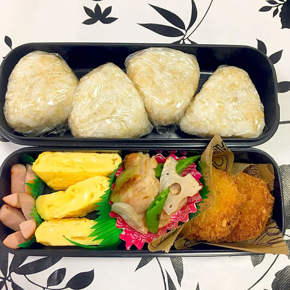 Snapdishの料理写真:息子のお弁当 コロッケ 鶏モモのガーリック塩ソテー 卵焼き ウィンナー スナップえんどう 蓮根チップス 玄米おにぎり  
マンネリ弁当|keitakumamaさん