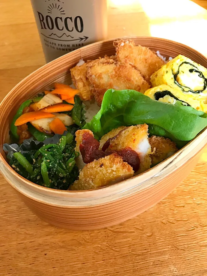 今日の長男弁当🍱
たけのこを沢山頂いたんでフライにしました🤗
海苔巻き巻き玉子焼き、チキンカツ、
人参ピーマンごぼう天のキンピラ、
ほうれん草と春菊の胡麻和え😊🎶|5ネコママさん