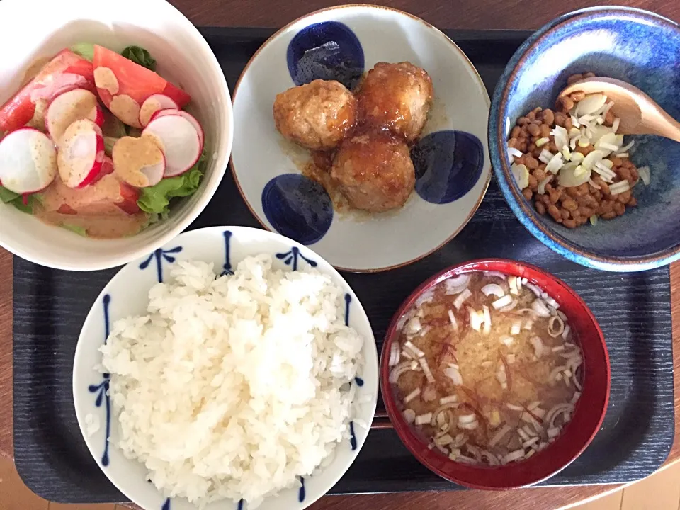 納豆
海藻の味噌汁
餡掛け肉団子
サラダ|ラーメンの小池さん