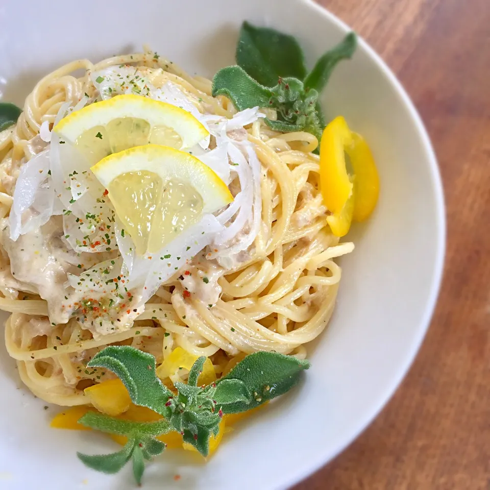 新玉ねぎとアイスプラントのレモンクリームパスタ🍋🌱|わたげさん